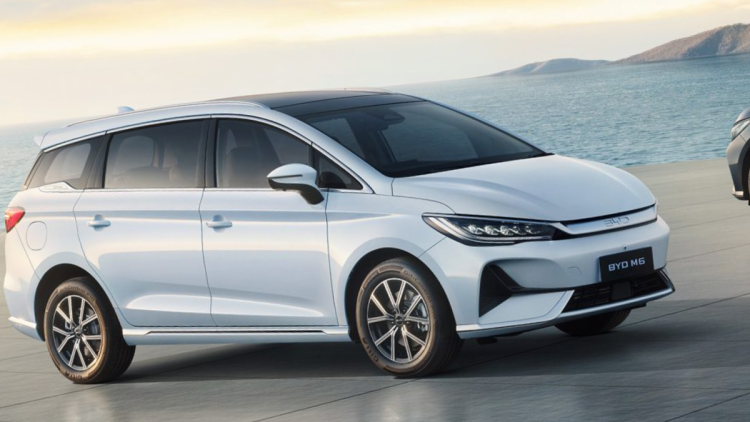 BYD M6