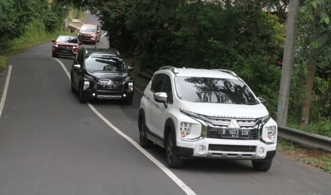 Mobil nanjak posisi mundur