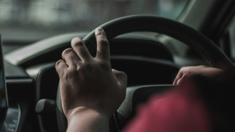 tips nyetir di jalan sempit