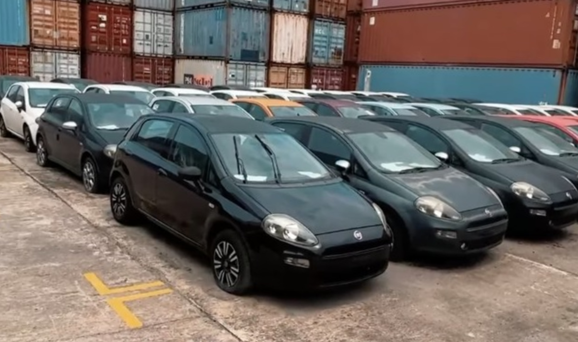 Bea Cukai RI lelang puluhan mobil.
