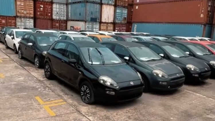 Bea Cukai RI lelang puluhan mobil.