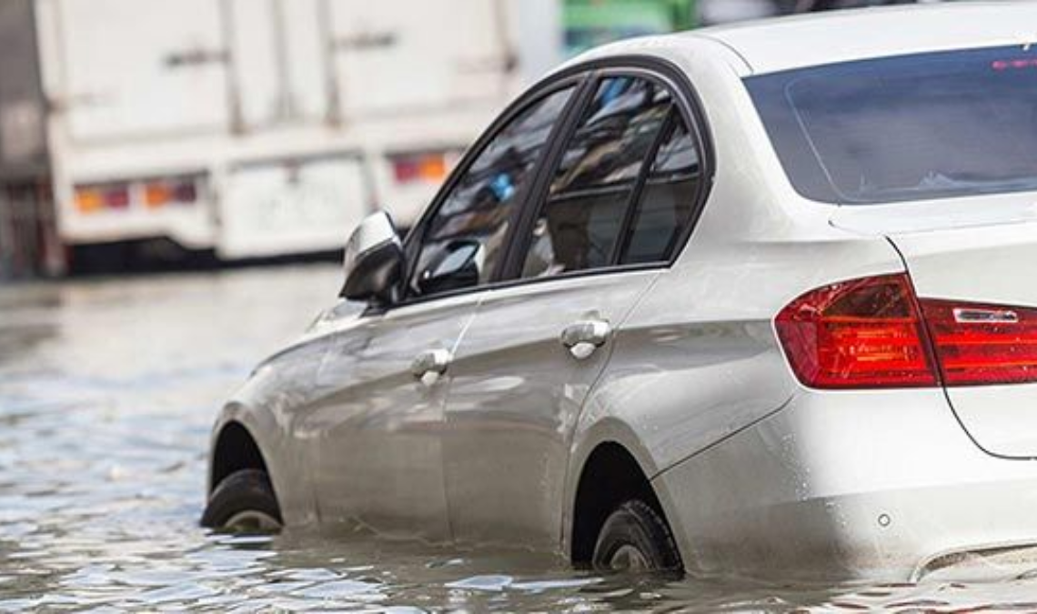 Mobil Matik Terobos Banjir