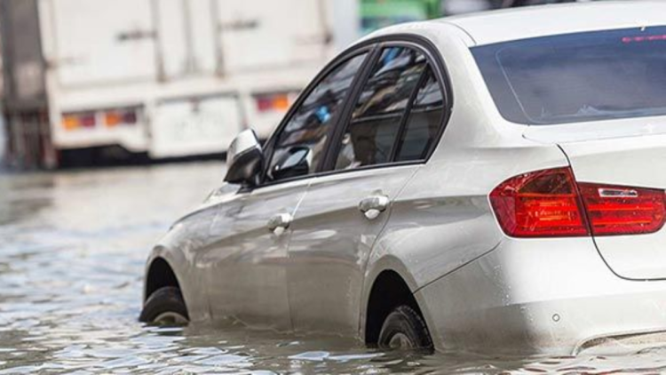 Mobil Matik Terobos Banjir