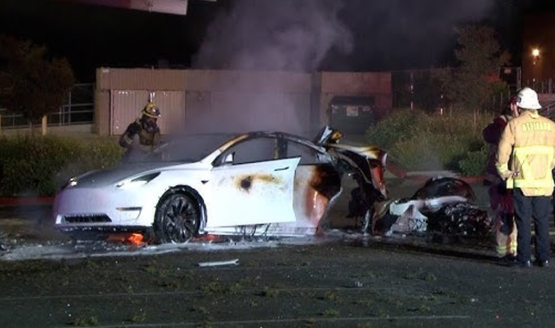 Mobil Tesla Terbakar