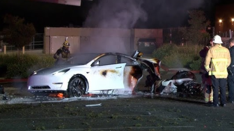 Mobil Tesla Terbakar
