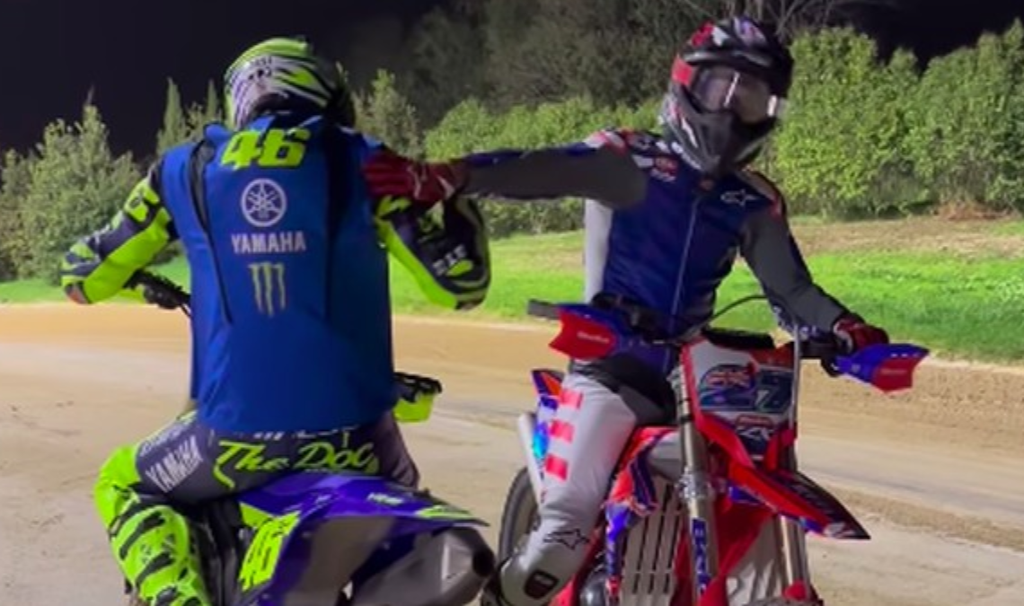 Rossi dan Stoner jadi kawan