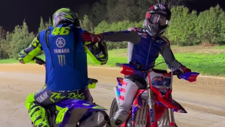 Rossi dan Stoner jadi kawan