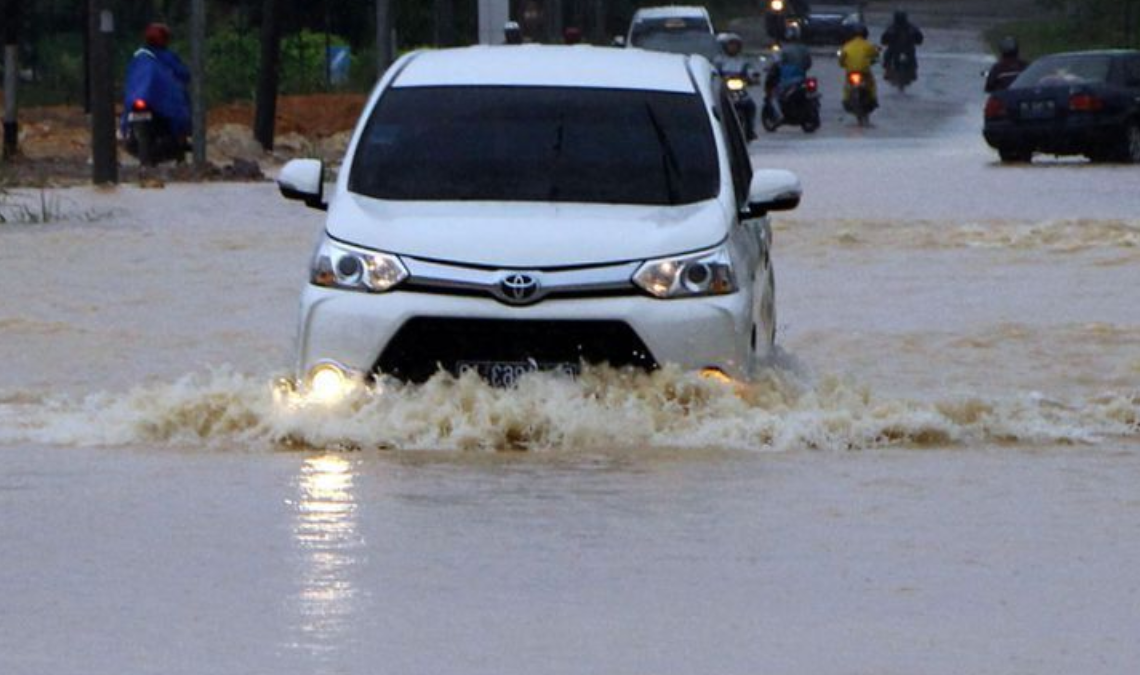 Mobil Terobos Banjir