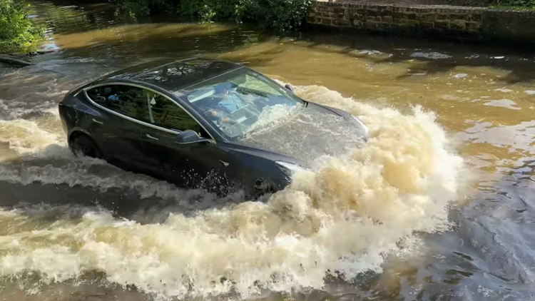 mobil listrik terobos banjir