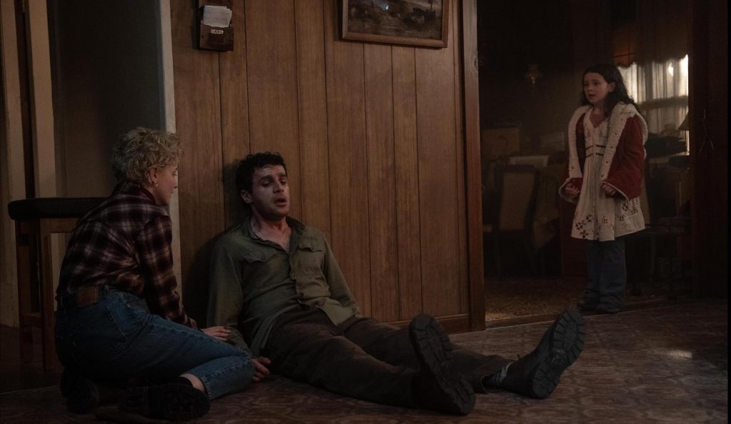 Christopher Abbott, Julia Garner, dan Matilda Firth di Film Wolf Man (2025)