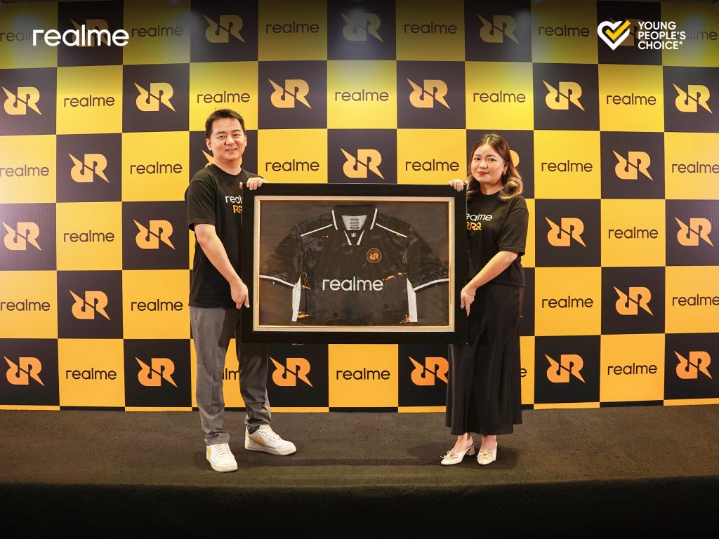 Pak AP, Founder dan CEO RRQ (kiri) dan Krisva Angnieszca, Public Relations Lead realme Indonesia (kanan) saat pengumuman kerjasama antara realme Indonesia dan RRQ