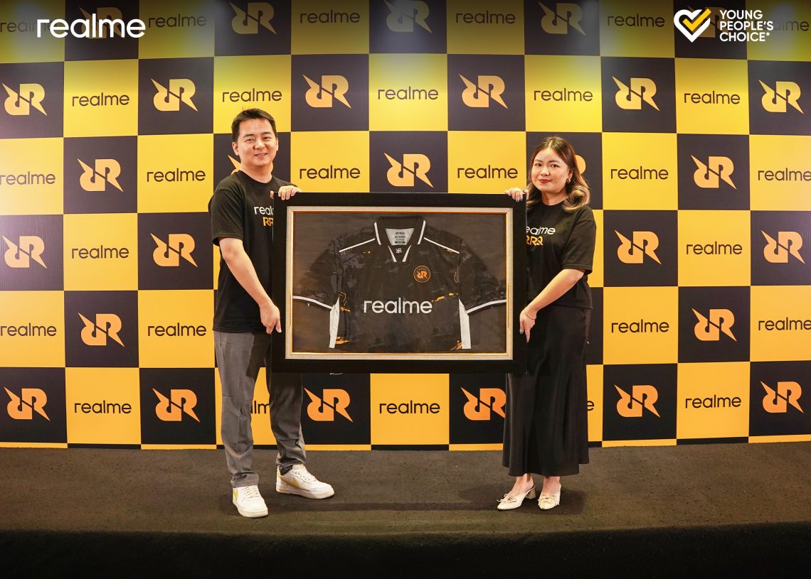 Pak AP, Founder dan CEO RRQ (kiri) dan Krisva Angnieszca, Public Relations Lead realme Indonesia (kanan) saat pengumuman kerjasama antara realme Indonesia dan RRQ