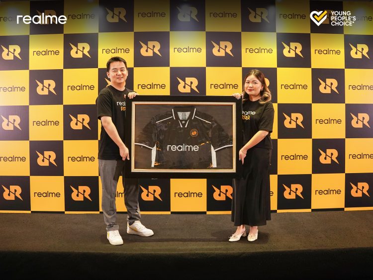 Pak AP, Founder dan CEO RRQ (kiri) dan Krisva Angnieszca, Public Relations Lead realme Indonesia (kanan) saat pengumuman kerjasama antara realme Indonesia dan RRQ