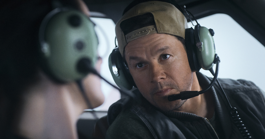 Mark Wahlberg sebagai Pilot Gadungan di film Flight Risk