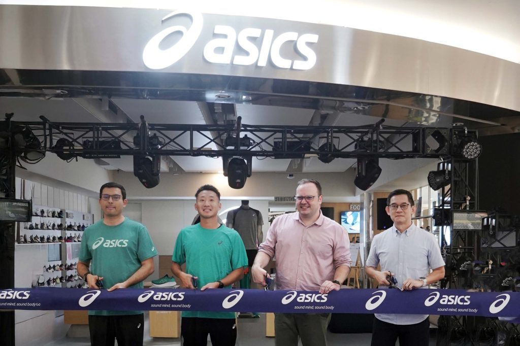 [ki-ka] Gaurav Jadli selaku VP Merchandising MAP Active, Sota Fukushima selaku President Director ASICS Indonesia, Daniel Hagmeijer selaku CMO MAP Active, dan Bapak Selvyn selaku Center Director Senayan City 