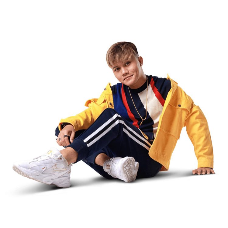 Rizky Febian memakai Sepatu Eagle
