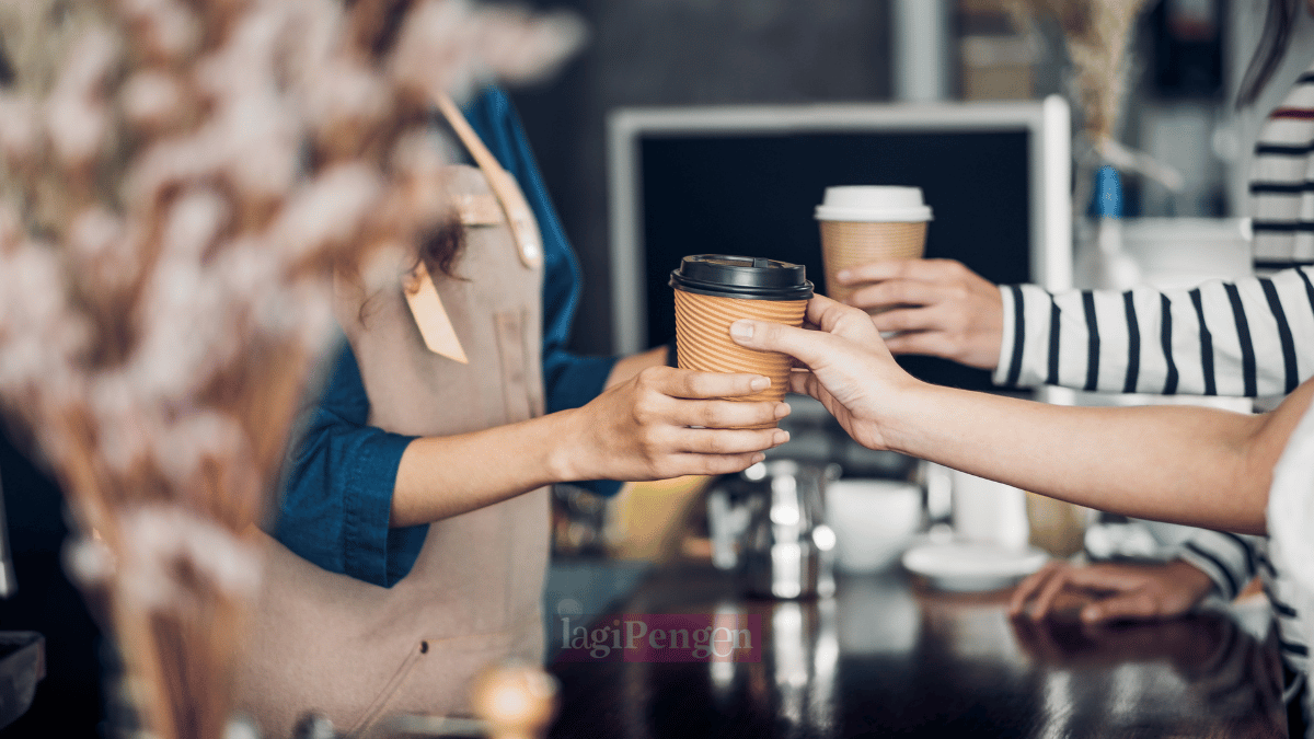 Barista melayani pelanggan dengan baik