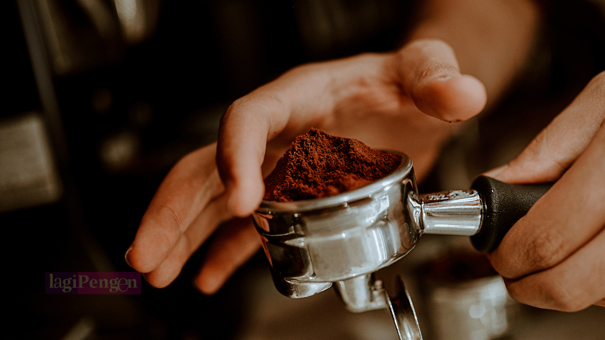 Barista merawat mesin kopi